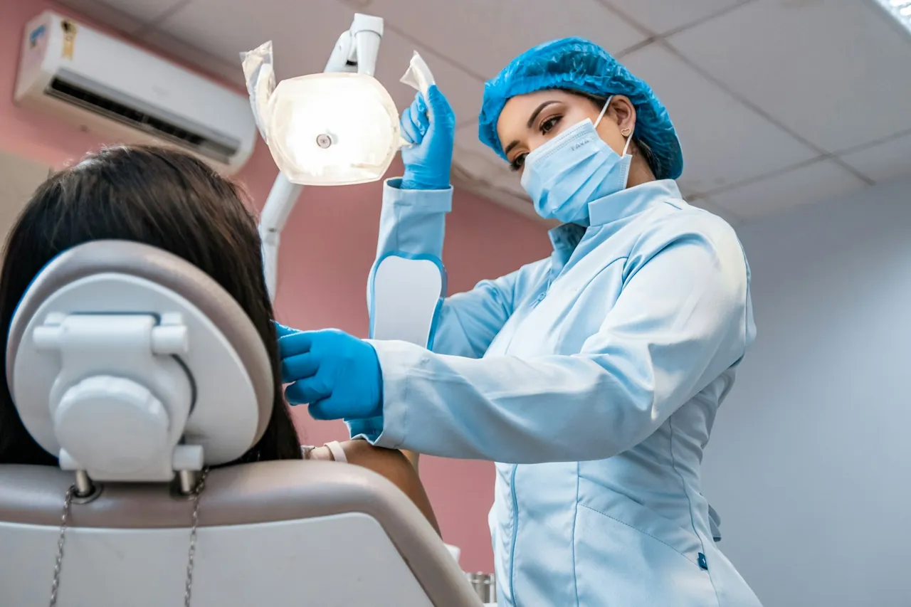 Dentist adjusting the treatment light before a check-up